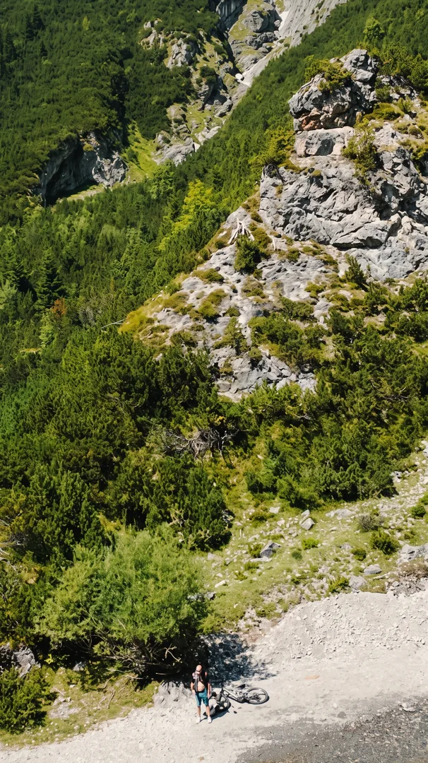 Luftbild: Hang über dem Tal am Fernsteinsee, von der Drohne aufgenommen