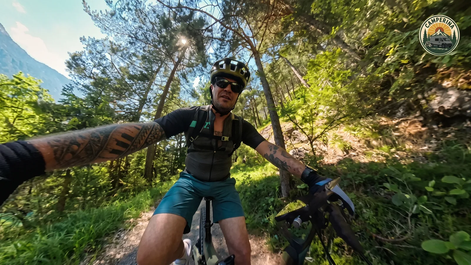 Eric auf dem eMTB im Wald am Fernsteinsee, Selfie-Perspektive